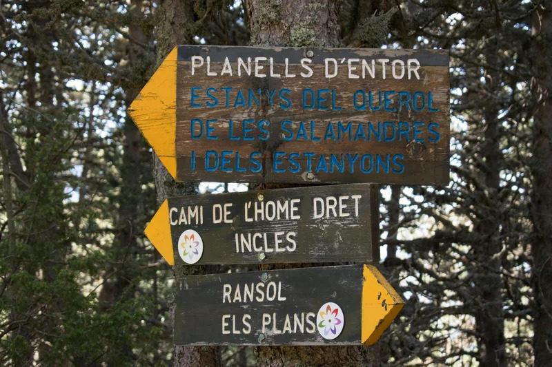 Cartel indicaciones lagos del querol salamandres y estanyons