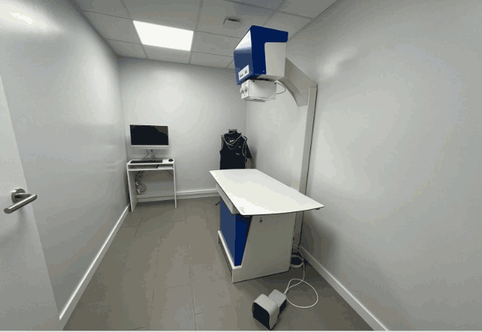 Sala equipada con una maquina de radiografias